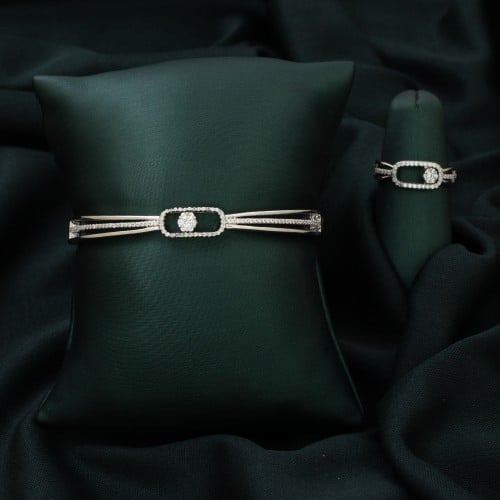 اسوارة تلتف على معصمك بخفة وبقفل مرن لتناسب مقاسك