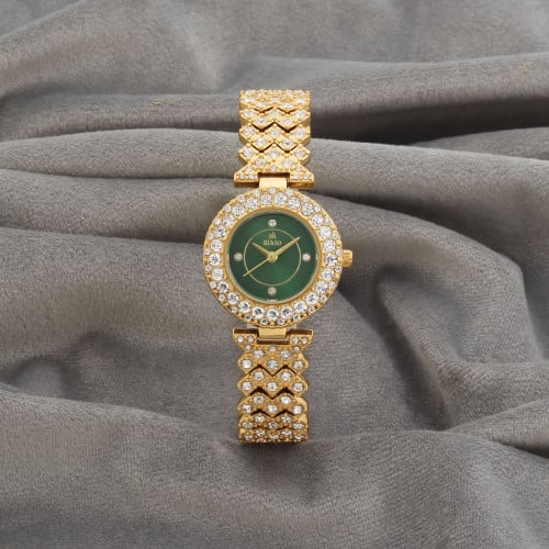 ساعة نسائية باللون الذهبي