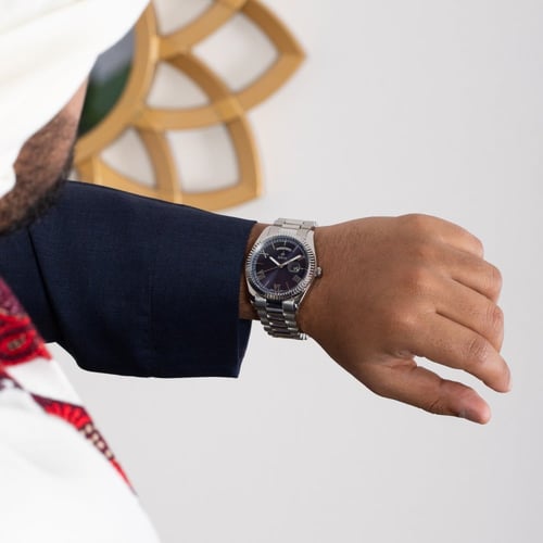 ساعة بميناء باللون الكحلي يتميز بتفاصيله الملفتة و...