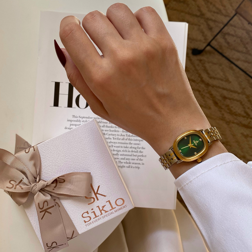 ساعة نسائية باللونين الفضي والذهبي