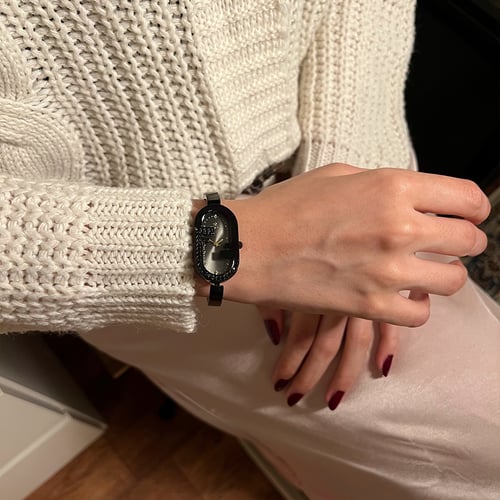 ساعة نسائية باللون الأسود.