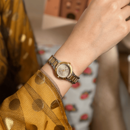 ساعة نسائية حصريه بتصميم الجنيهات للميناء الداخلي