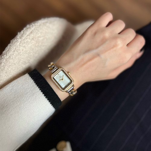 ساعة نسائية باللون الذهبي والفضي