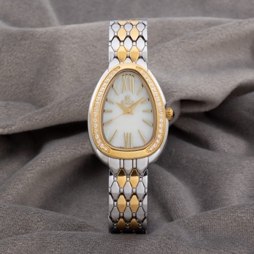 ساعة نسائية باللونين الفضي والذهبي