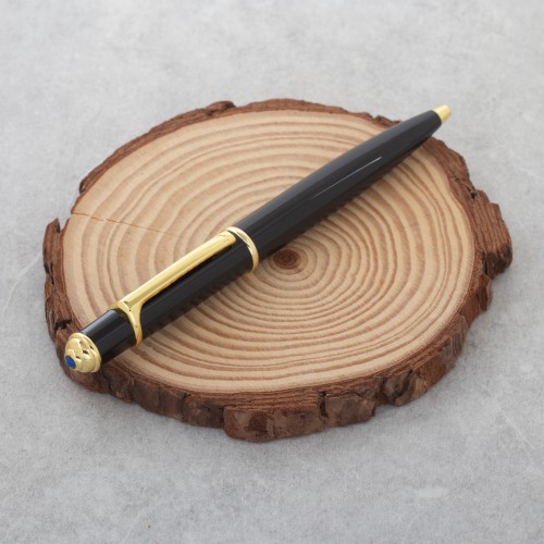 يمكنك تنسيق القلم مع طلتك اليوميه باللون الذهبي وا...