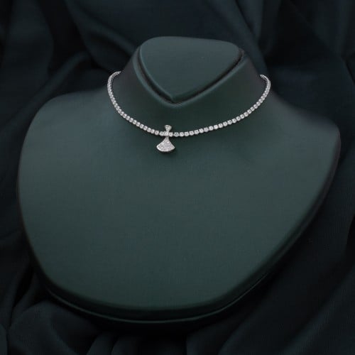 شوكر نسائي باللون الفضي