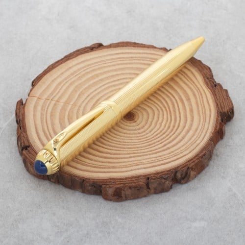 لإطلالة مفعمة بالحيوية والأناقة قلم مميز باللون ال...