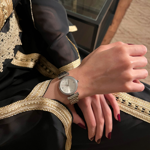 ساعة نسائية باللون الفضي