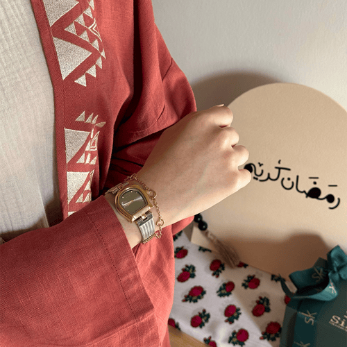 ساعة نسائية باللونين الذهبي والفضي ميناء رصاصي