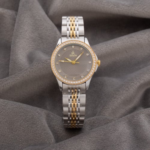 ساعة نسائية باللونين الفضي والذهبي