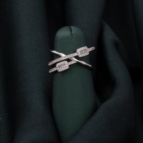 يمثل خاتم اللانهاية أيقونة أنيقة بتفاصيل منحوتة بخ...