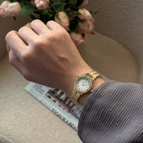 ساعة نسائية استيل باللون الذهبي ميناء ابيض