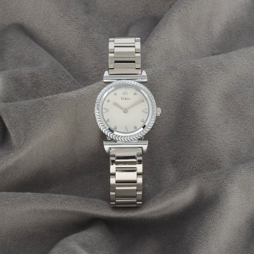 ساعة نسائية باللون الفضي