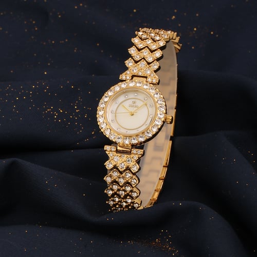 ساعة نسائية باللون الذهبي