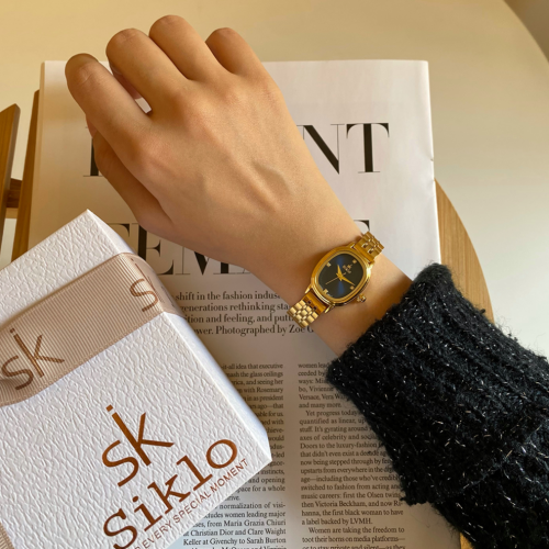 ساعة نسائية باللون الذهبي