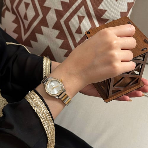 ساعة نسائية باللون الذهبي والفضي ميناء ابيض