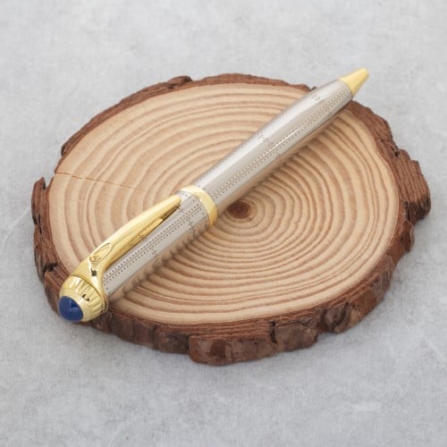 لإطلالة مفعمة بالحيوية والأناقة قلم مميز باللون ال...