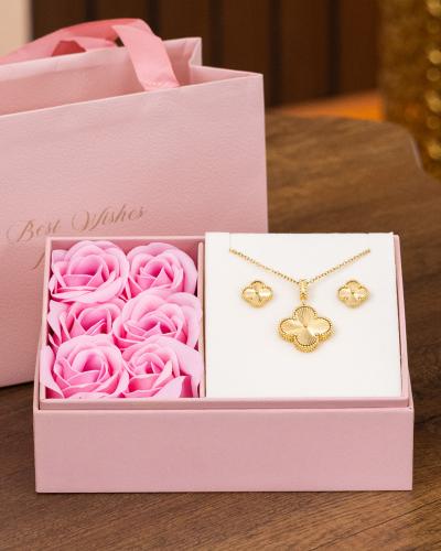 طقم يفيض بلمسات من البهجة والحنين