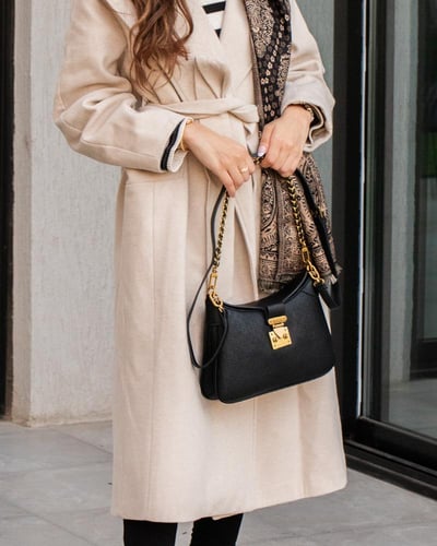 شنطة باللون الاسود حجم وسط