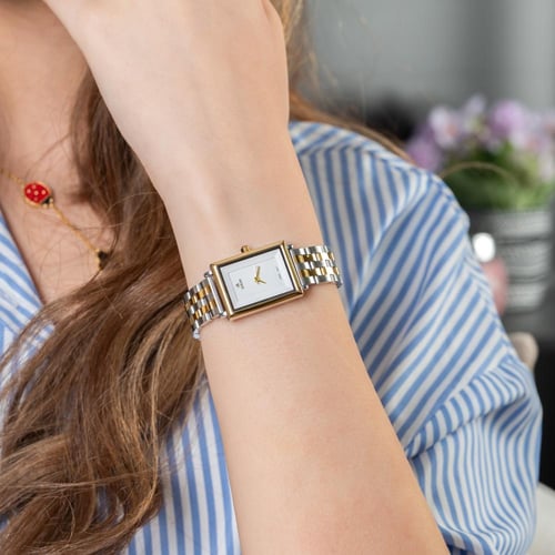 ساعة نسائية باللون الفضي والذهبي