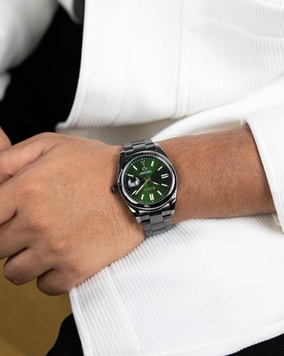 ساعة كلاسيك باللون الاسود