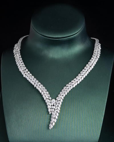 يتحلى هذا الطقم الخلاب بآلية مبتكرة من الاحجار الا...