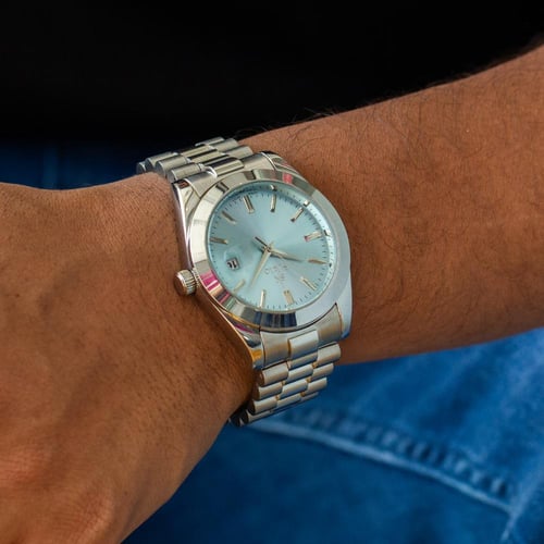 كل رجل عصري يهتم بتفاصيل إطلالته وتفرده لحضور ملفت...