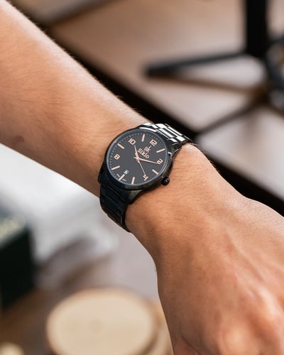 ساعة النسيج باللون الاسود