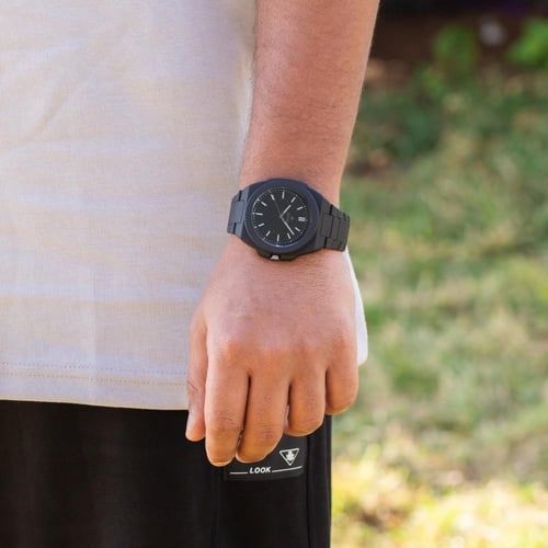 ساعة كربون تتميز بخفتها باللون الاسود و تفاصيلها ا...