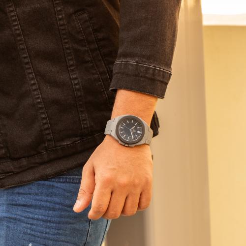 ساعة كربون تتميز بخفتها باللون الرصاصي و تفاصيلها...