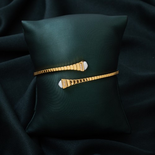 اسوارة نسائية بتصميم جذاب باللون الذهبي