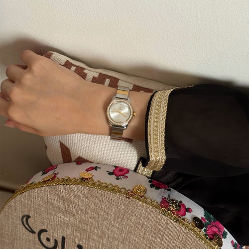 ساعة نسائية باللون الذهبي والفضي ميناء ابيض