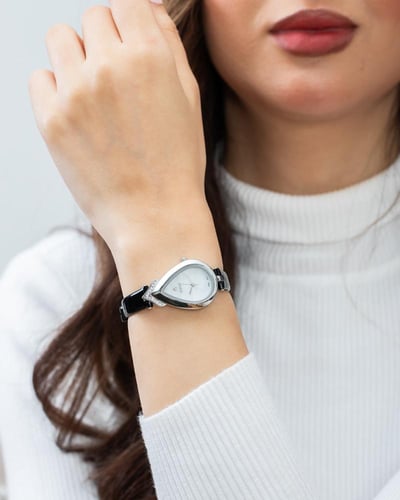 ساعة جلد باللون الاسود الفضي