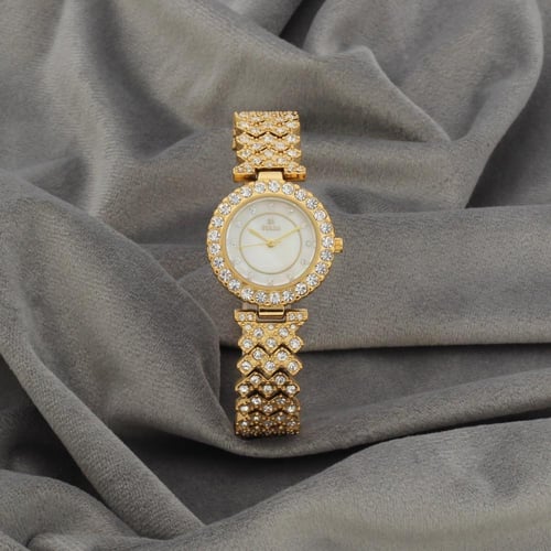 ساعة نسائية باللون الذهبي