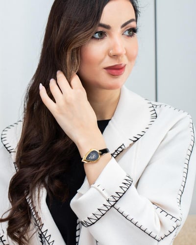 ساعة جلد باللون الاسود الذهبي