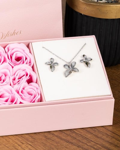 تصميم ناعم طقم لمناسباتك المهمة