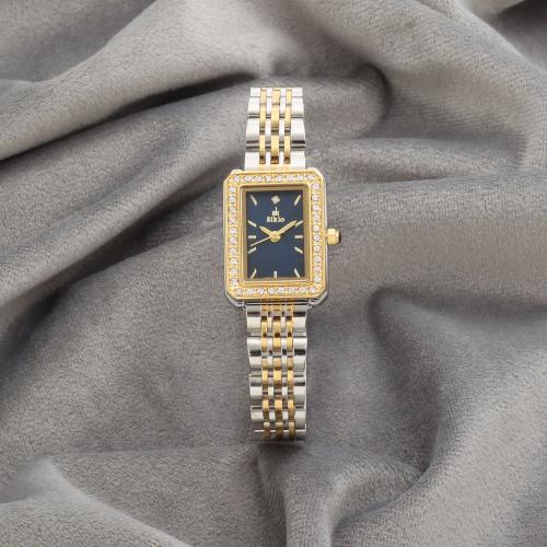 ساعة نسائية باللونين الفضي والذهبي