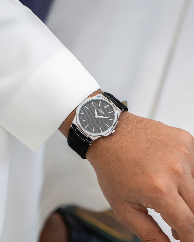 رسمية تجملك جلد اسود