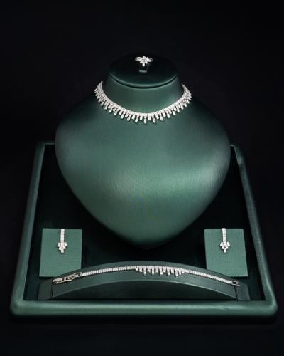 طقم فصوص زركون المميزه باللون الفضي