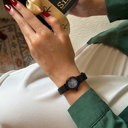 ساعة نسائية باللون الاسود