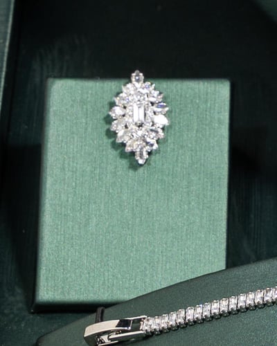 طقم نسائي ناعم زركون فريد بلون فضي