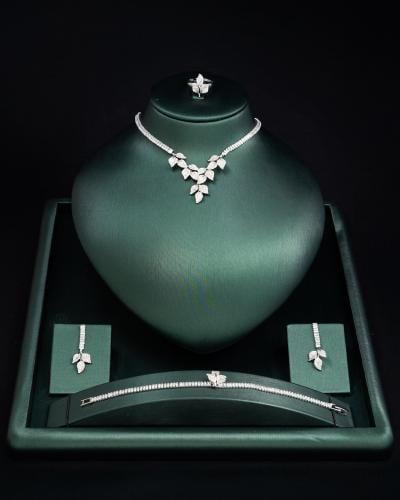 طقم نسائي زركون يضيء حضورك باللون الفضي