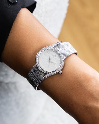 ساعة تمنحك مظهرًا أنثويًا جذّابًا