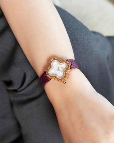 ساعة جلد بلونها البنفسجي