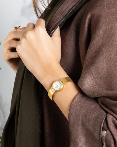 ساعة بسير حصير حجم صغير باللون الذهبي ميناء ابيض