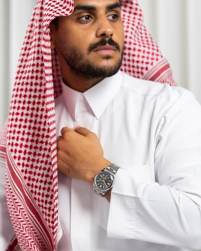 ساعة كلاسيك باللون الفضي ميناء اسود