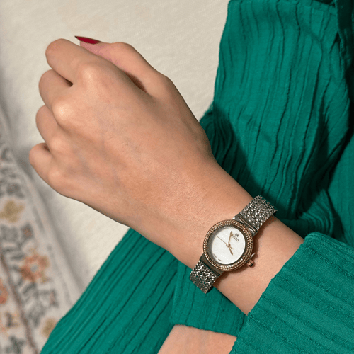 ساعة نسائية باللون المكس