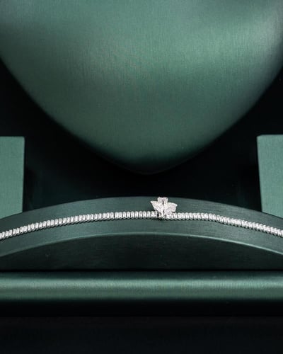 طقم نسائي زركون يضيء حضورك باللون الفضي