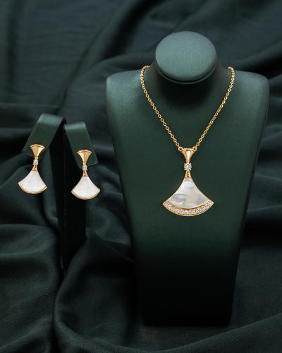 طقم بتصميم أنيق مستوحى من شكل الزهور