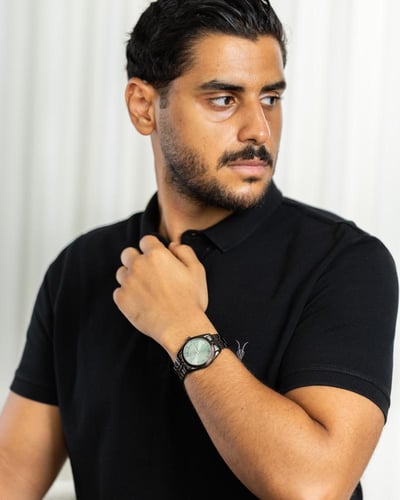 ساعة تعكس مفهوم الأناقة باللون السود